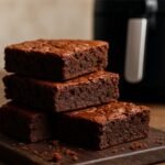 Brownies na Airfryer, Pedaços de prazer de chocolate, densos e húmidos, num prato.