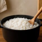 Panela de arroz soltinho acabado de fazer, mostrando como fazer arroz soltinho perfeito em casa, com grãos bem separados.