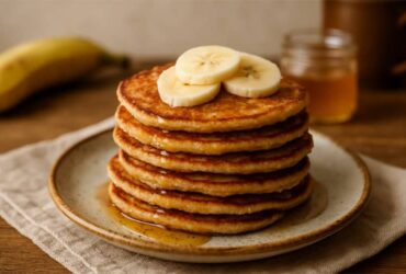 Panquecas de banana com 2 ingredientes douradas, servidas num prato.