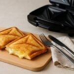 Crepe fino na sanduicheira, dourado e dobrado com recheio de queijo