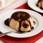 Panna cotta de café cremosa com molho de chocolate