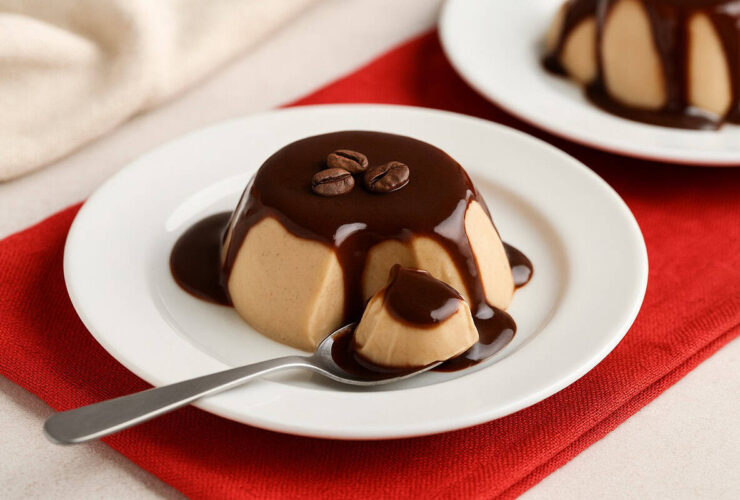 Panna cotta de café cremosa com molho de chocolate