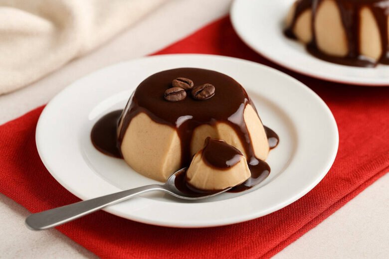 Panna cotta de café cremosa com molho de chocolate