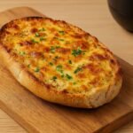 Pão de alho na airfryer com opção de queijo gratinado, dourado e estaladiço.