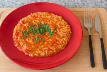 Arroz de tomate malandrinho, simples e bem apurado