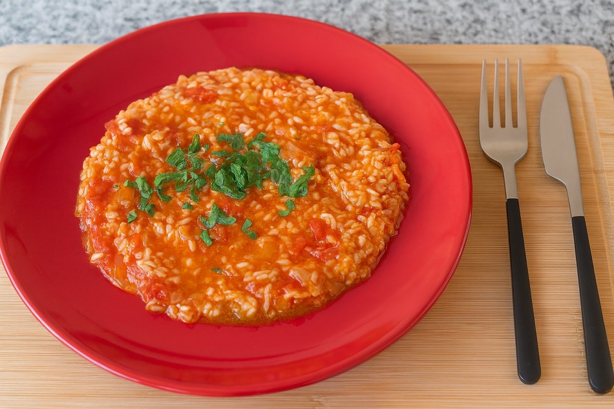 Arroz de tomate malandrinho, simples e bem apurado
