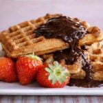 Waffles de banana e aveia saudáveis, fofos e crocantes