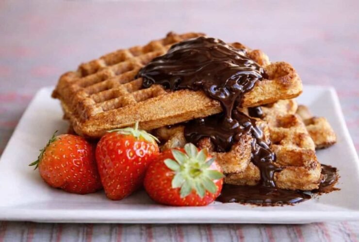 Waffles de banana e aveia saudáveis, fofos e crocantes