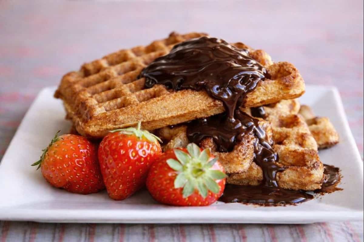 Waffles de banana e aveia saudáveis, fofos e crocantes
